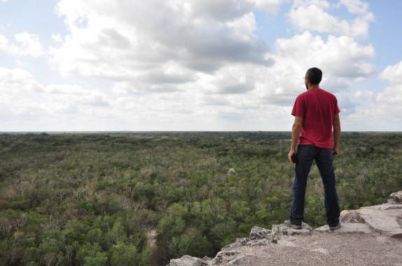 A ampla vista que se tem do alto da mais alta pirâmide da cidade maya de Cobá, na península do Yucatán, no México